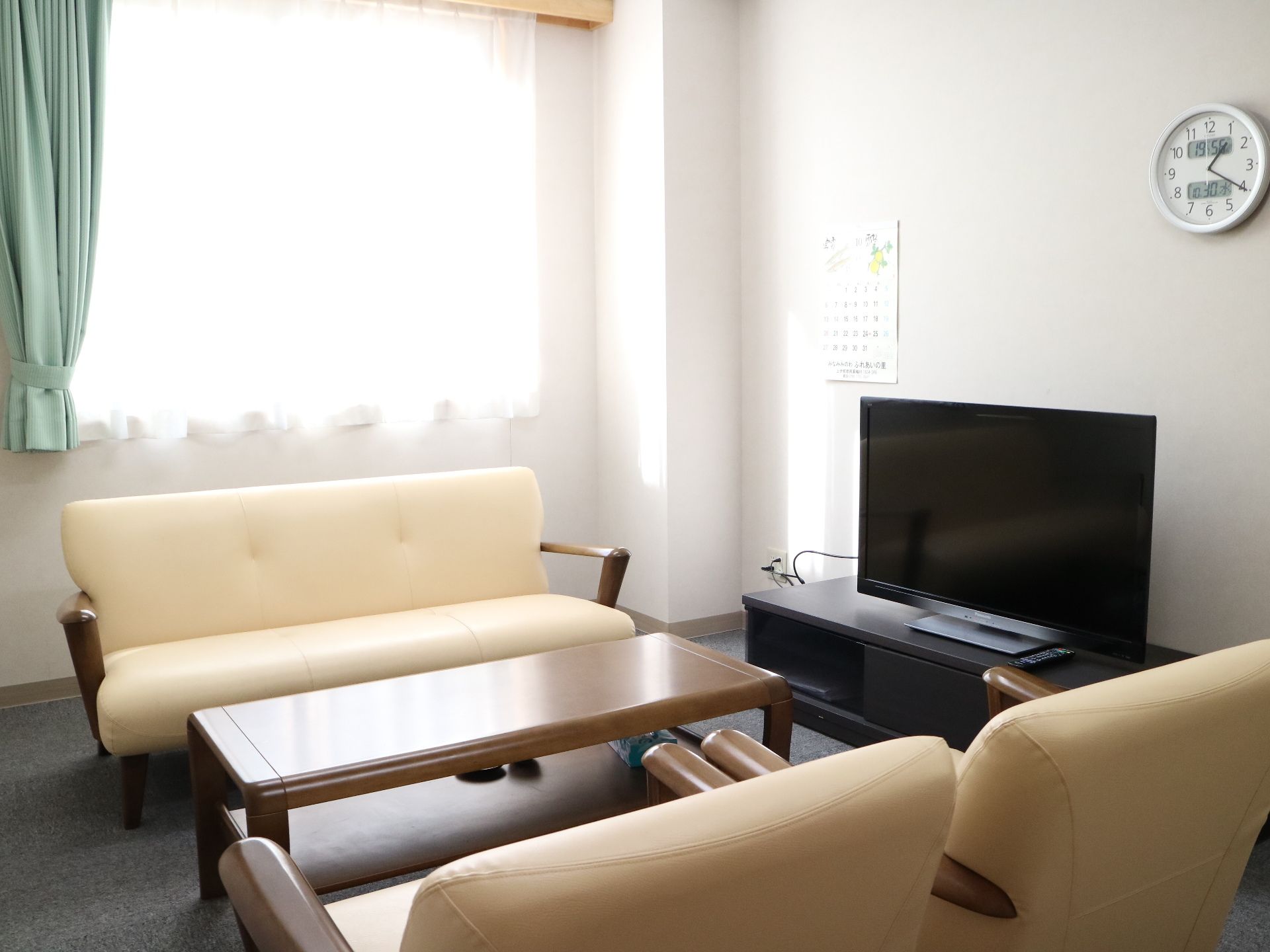 白い革張りのソファーとテーブル、液晶テレビが設置されている個室