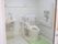引き戸を開けると広いトイレがあり、右側には手すりや背もたれ付きのトイレがあり、左側には手洗い場ある。