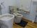 オレンジの呼び出しボタンが付いたトイレ内には手すりや背もたれがある便座が付いたトイレがあり、汚物を流す場所もある。