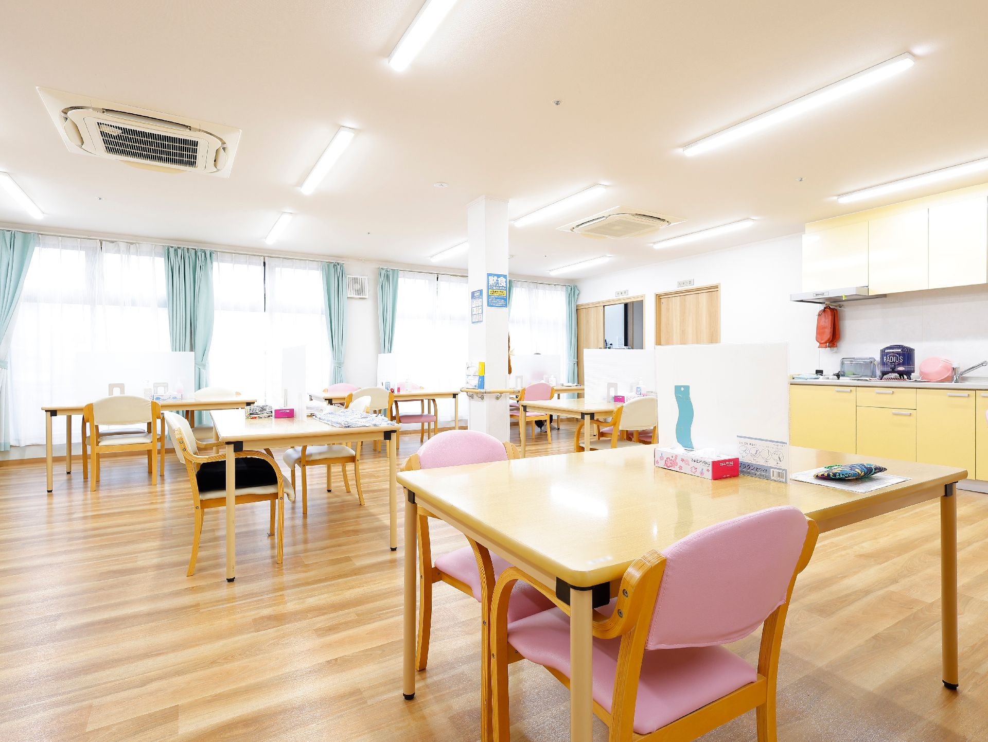 椅子やテーブルが置かれ、入居者が自由に行動できる場である共有スペース