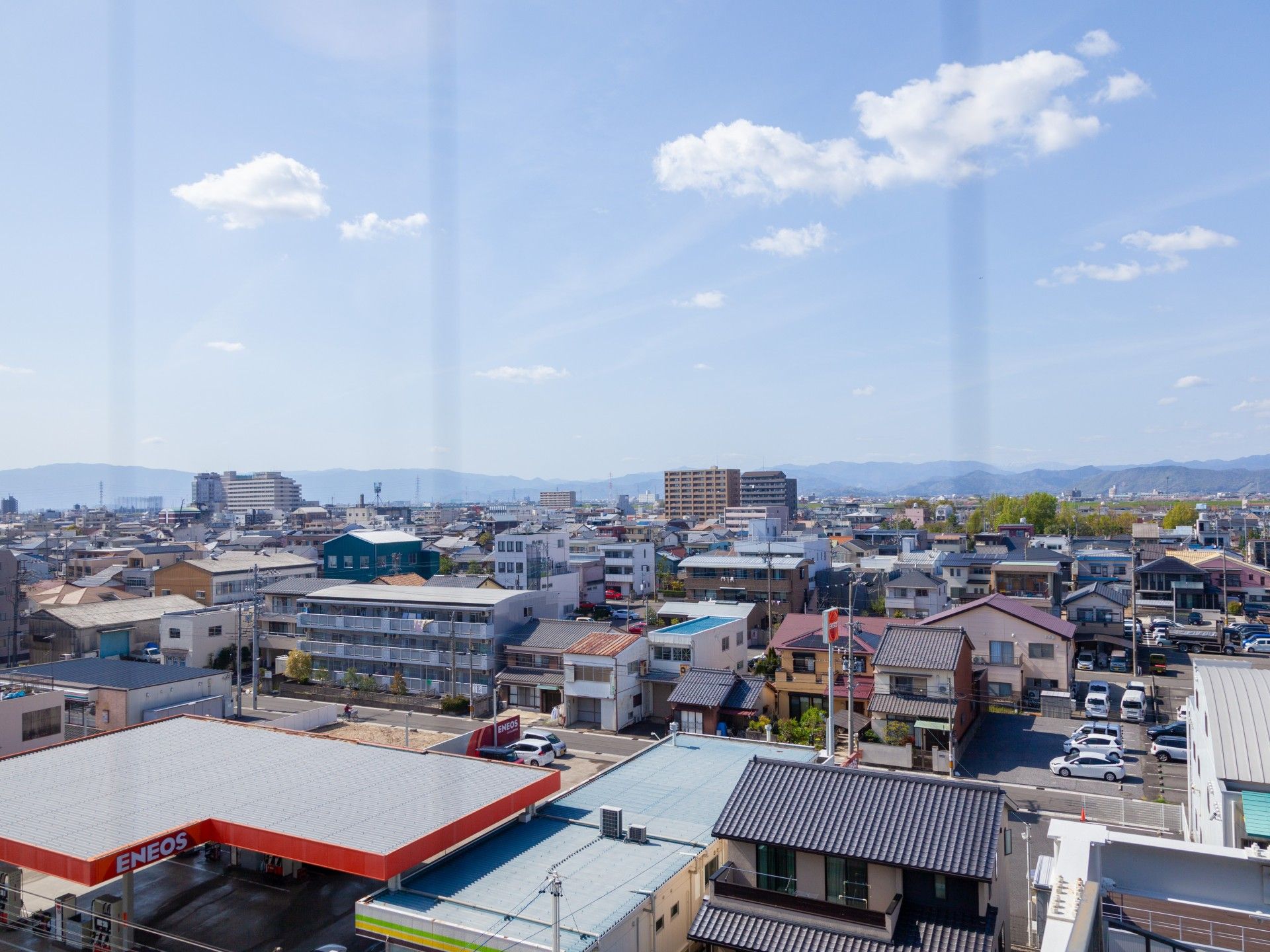 都市の景色を望む窓辺