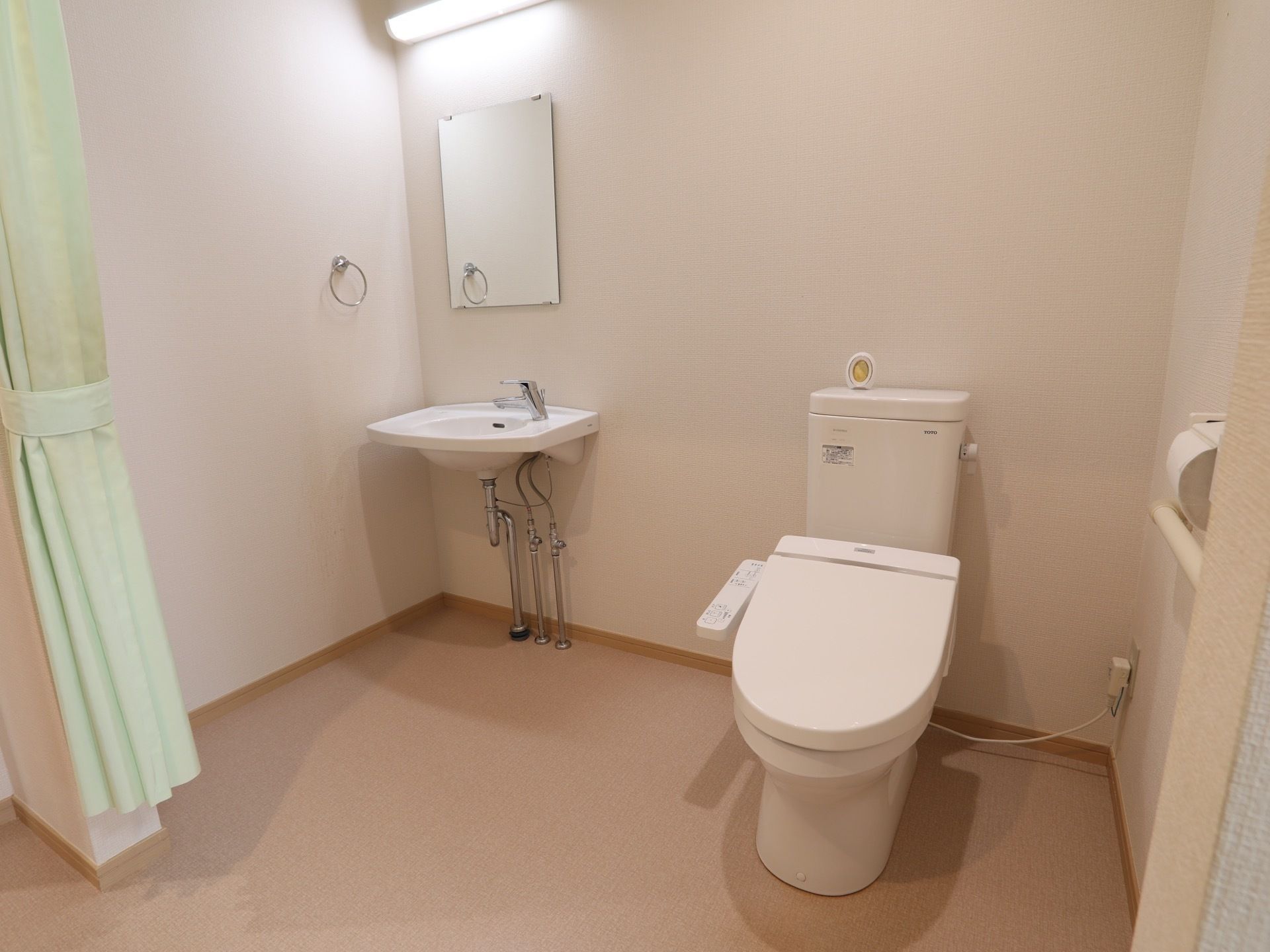 居室に備わっているトイレである。すぐそばには洗面台が設置されており、トイレ内のスペースは十分に広い。