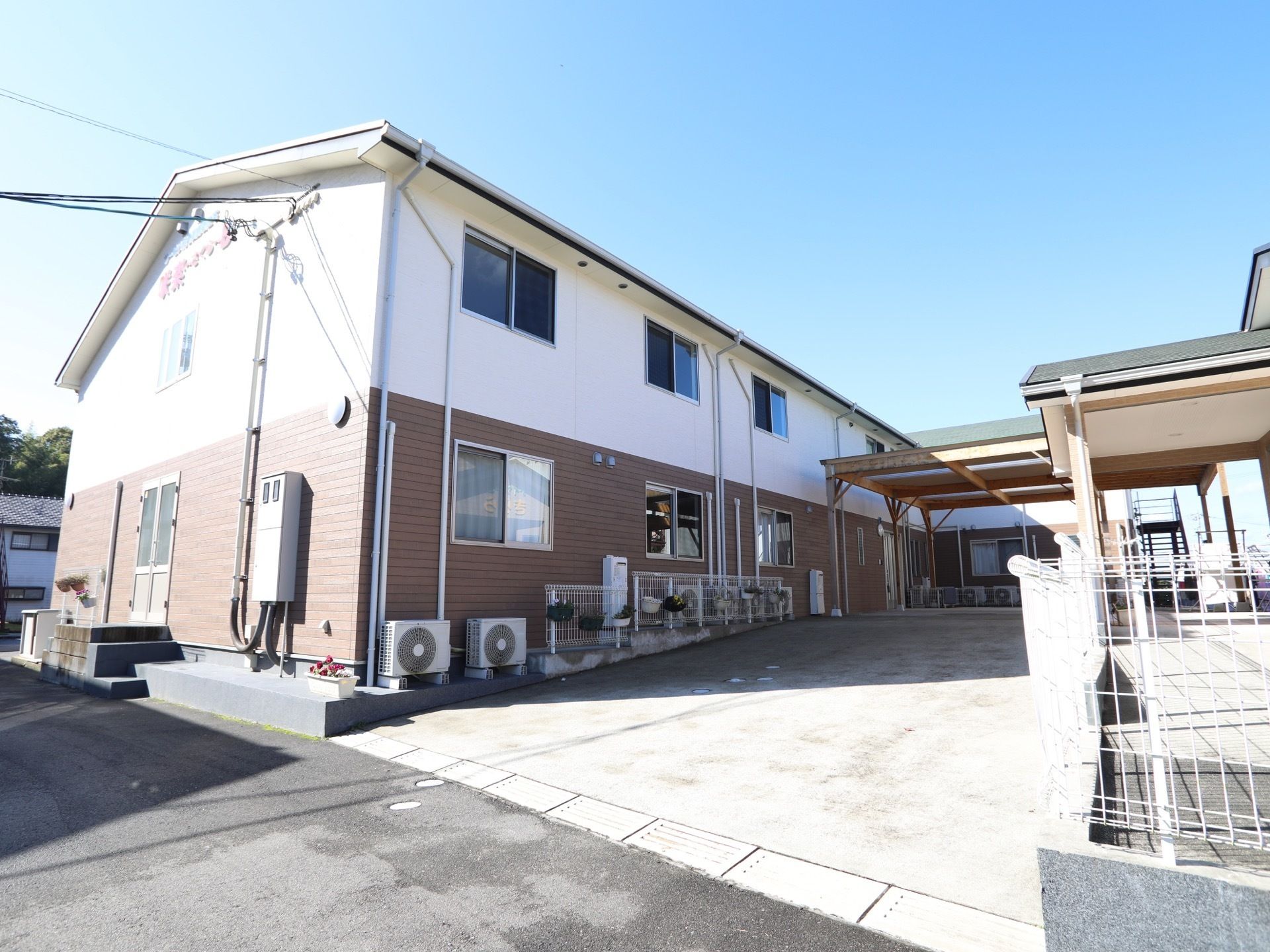 白とブラウンのツートンカラーが印象的な２階建ての建物である。玄関の前は幅の広い坂道になっており、大きなひさしが備わっている。