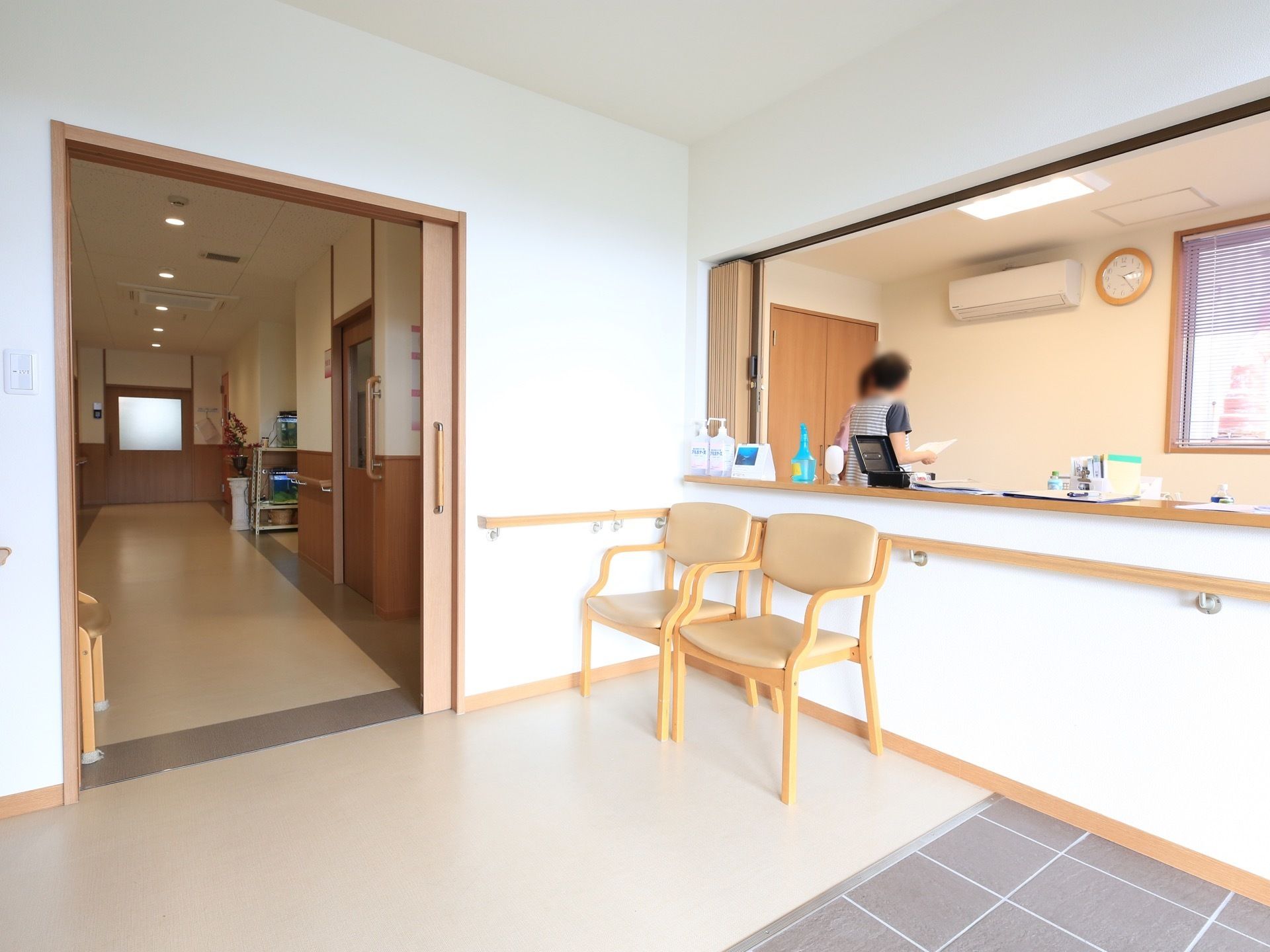 玄関内の床は、たたき部分と建物内では材質は違っているが、バリアフリーとなっている。ホール部分にはカウンタータイプの受付がある。