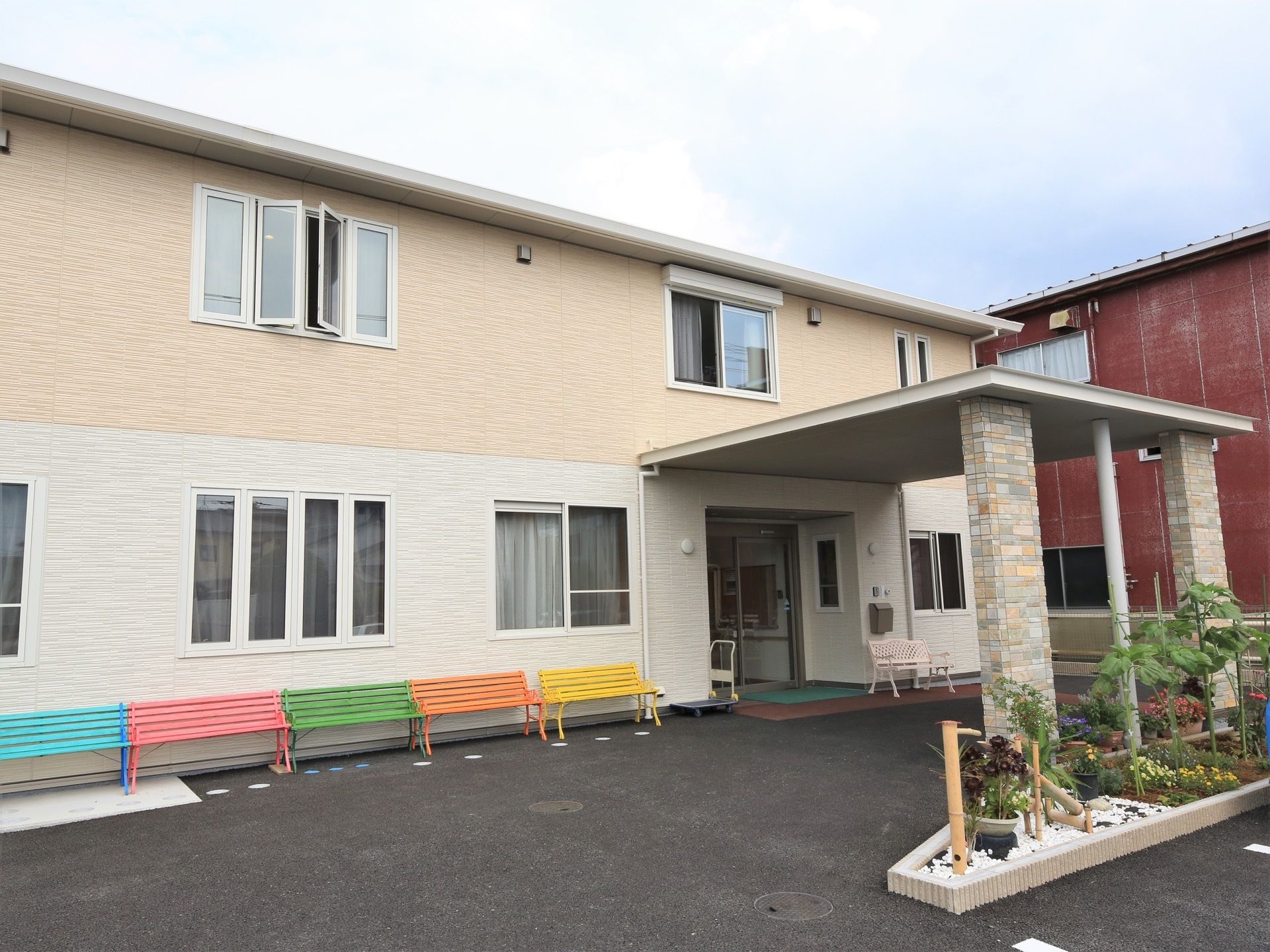 2階建ての建物である。玄関には車寄せがあり、大きなひさしがある。ひさしの建物から離れた脚元には花壇がある。