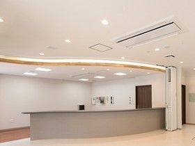 曲線が印象的な天井とその下にあるエントランス、スタッフステーション