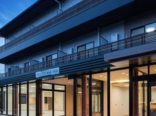 鉄骨造の建物をアップで写した写真。glad下川原の外観写真