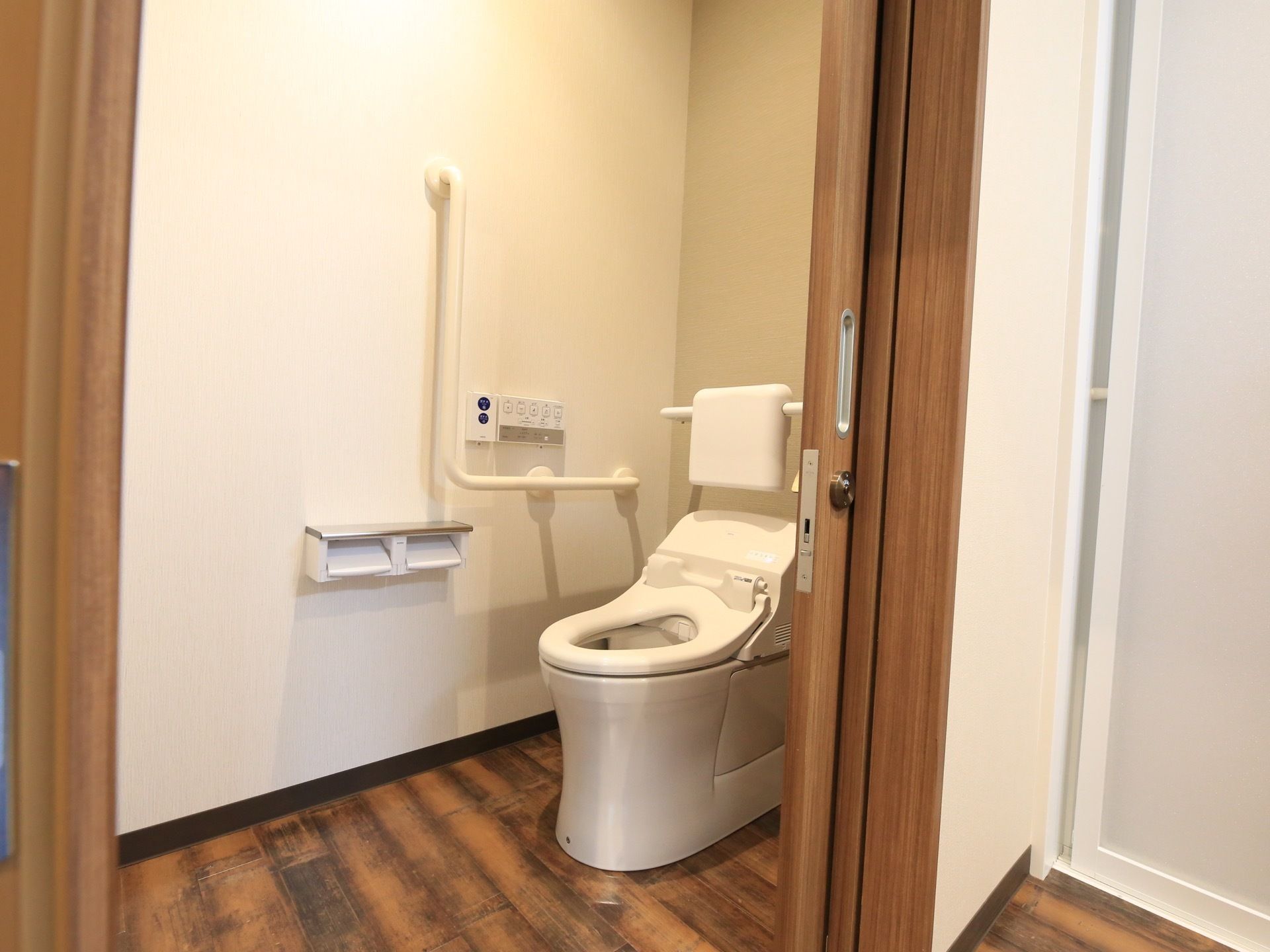 トイレはスライド式のドアなので簡単に開閉することができ、広く出入りがスムーズに行えるデザインになっている。