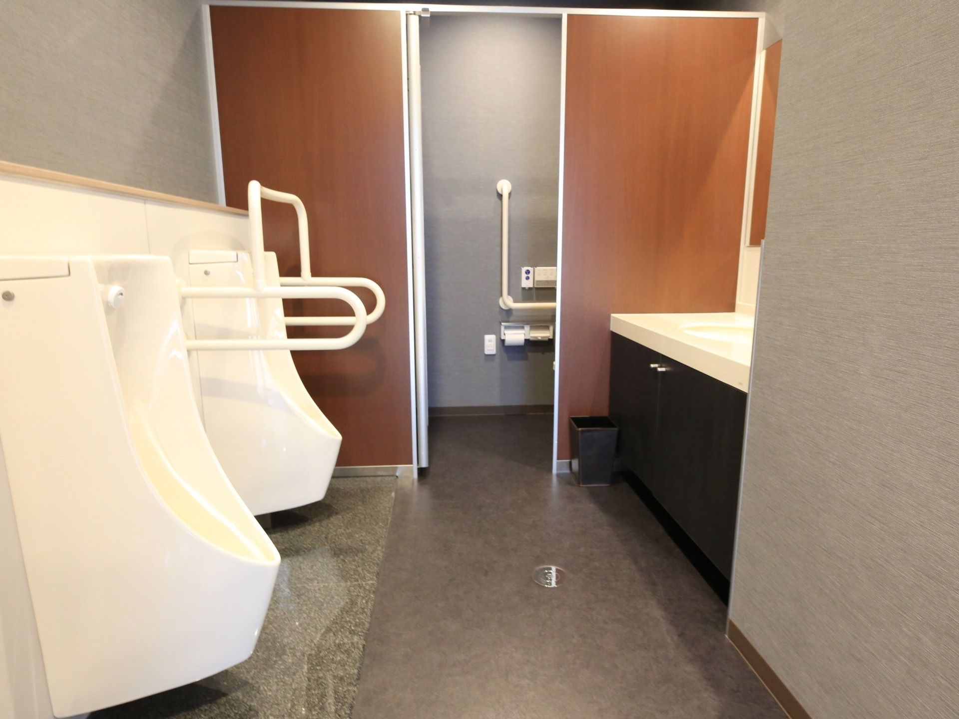 男性トイレは手前に男性用便器があり、その奥に個室が設置されている。広々としているので、出入りがしやすい。
