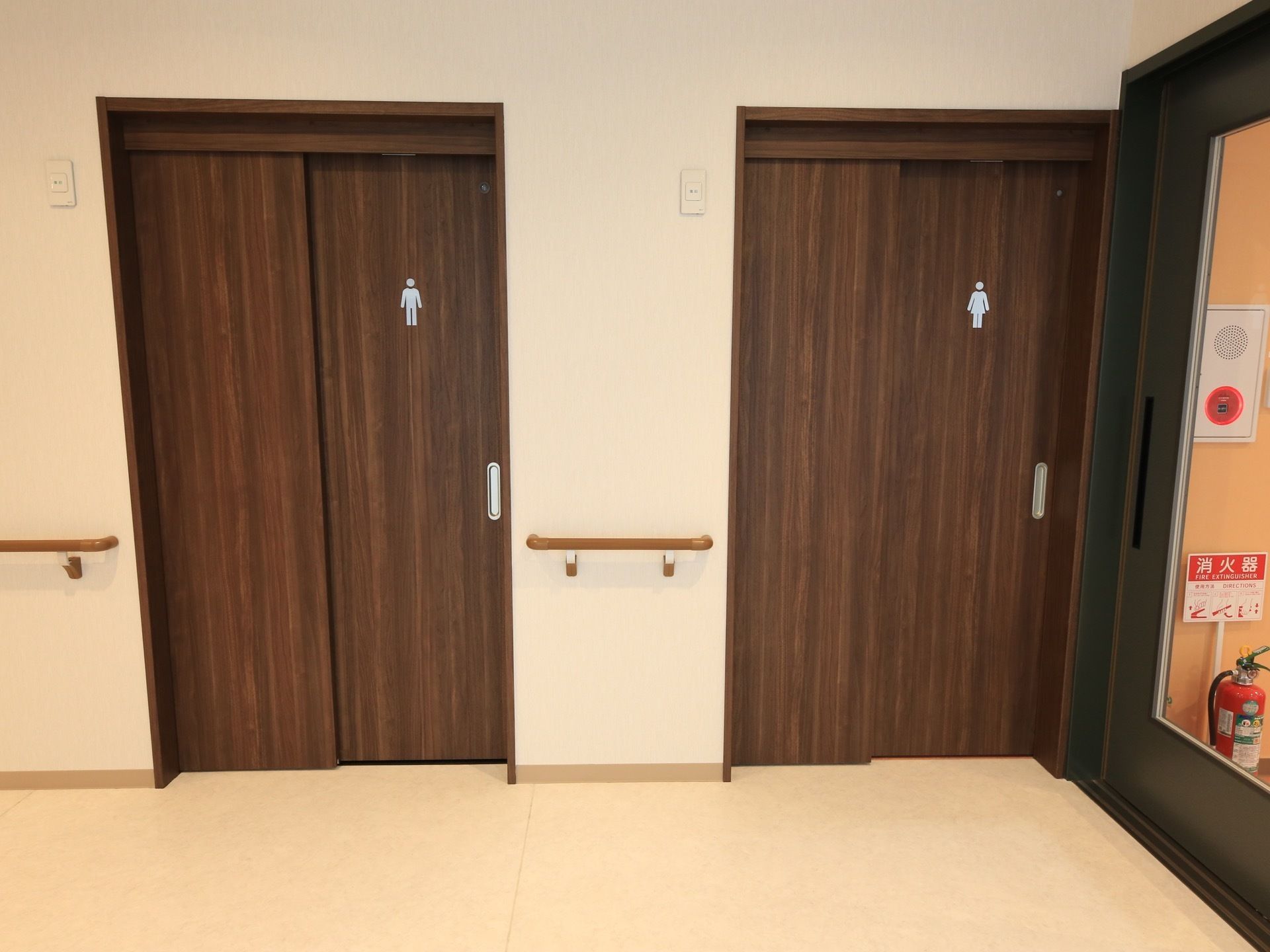 廊下には共有のトイレが用意され、男女分かれた個室になっている。どちらか判別しやすいように、ドアに絵が描かれている。