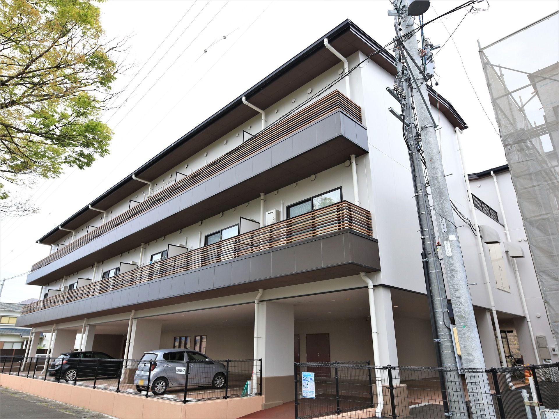 建物の裏手の駐車スペースには屋根が設置されているので、天候に左右されずに、いつでも快適に外出することができる。