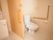 トイレと洗面所の間に段差がなく、ドアは引き戸、壁には手すりが設置されている。