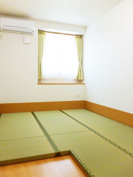 フローリングの部屋に本格的な畳が敷かれ、大きな窓にはカーテンも付いている。