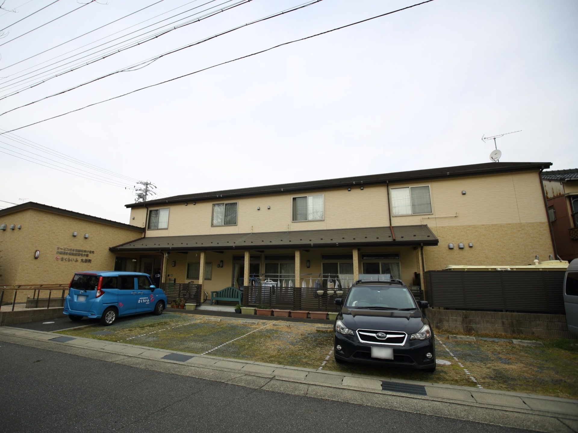 2階建ての広々とした建物で、周囲には柵を設置して防犯対策がとられている。通路にはベンチを置いて、休憩できるようにしてある。