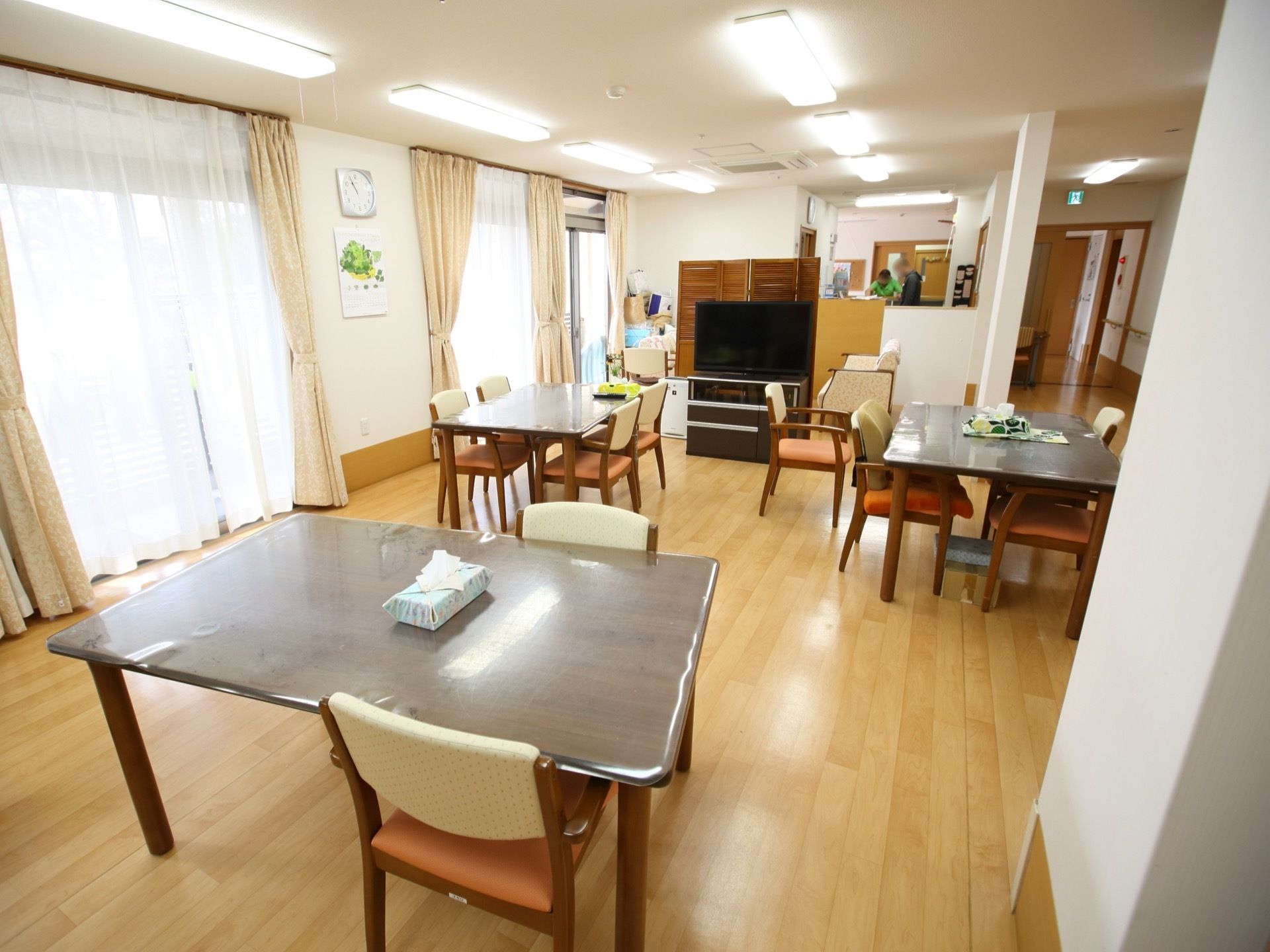 食堂は窓が多く設置され、室内に日が良く入って明るい。床はバリアフリーで段差がほとんどなく、安心して通行できる。