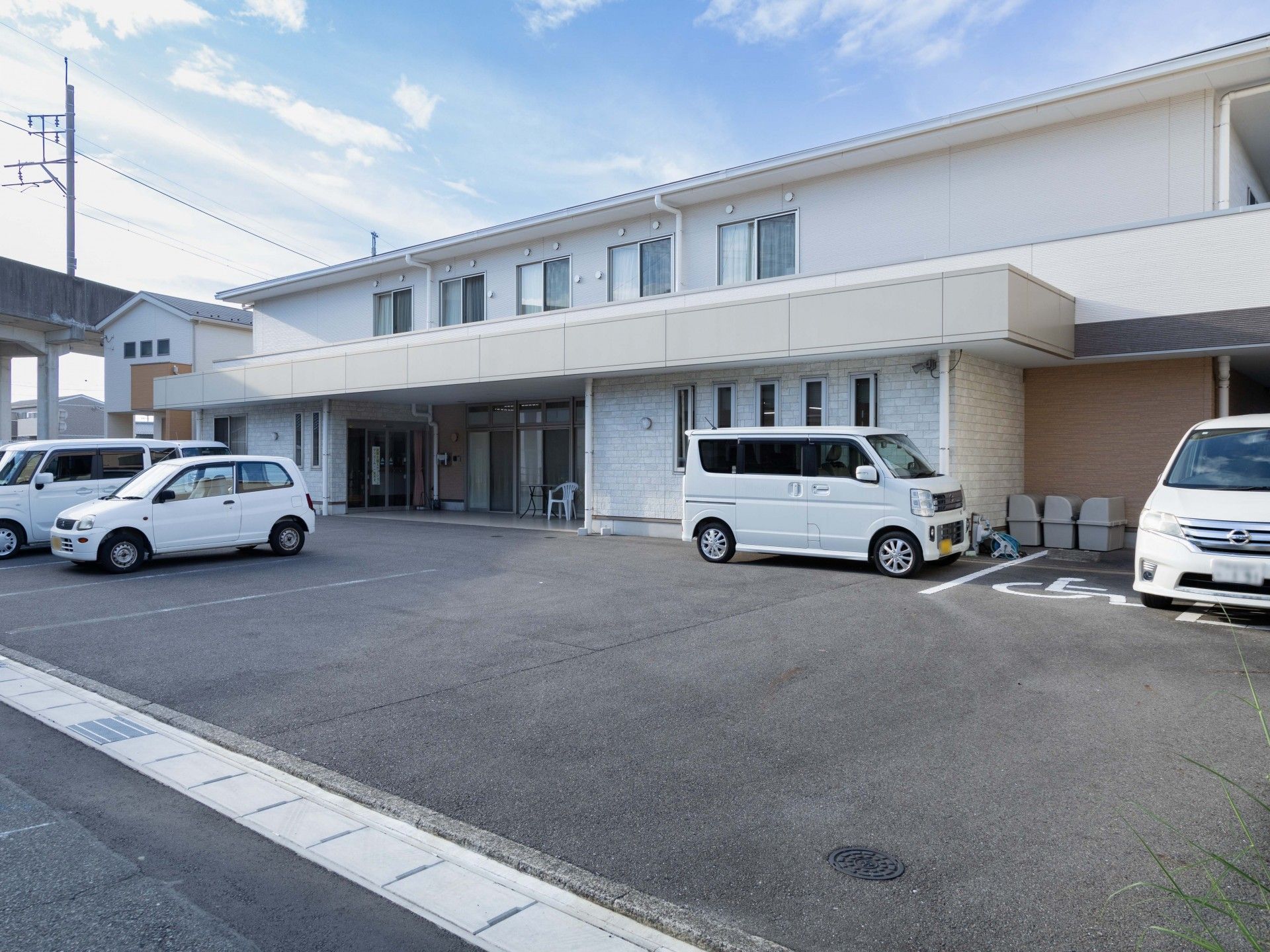 広々とした施設の駐車場
