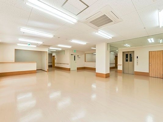 エレベーターも完備された広い共有スペース。壁には手すりが付き、ゆったりとした空間。