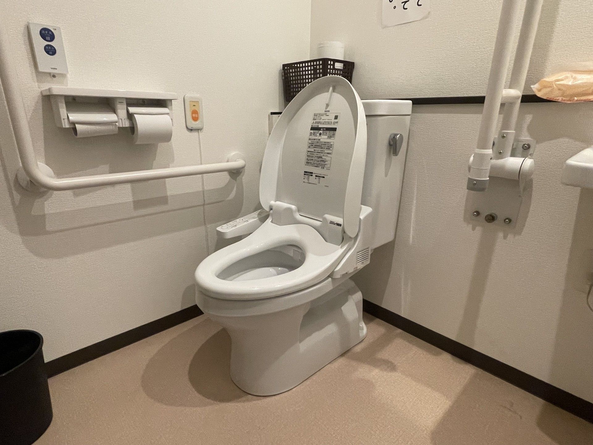 手すり付きのトイレ