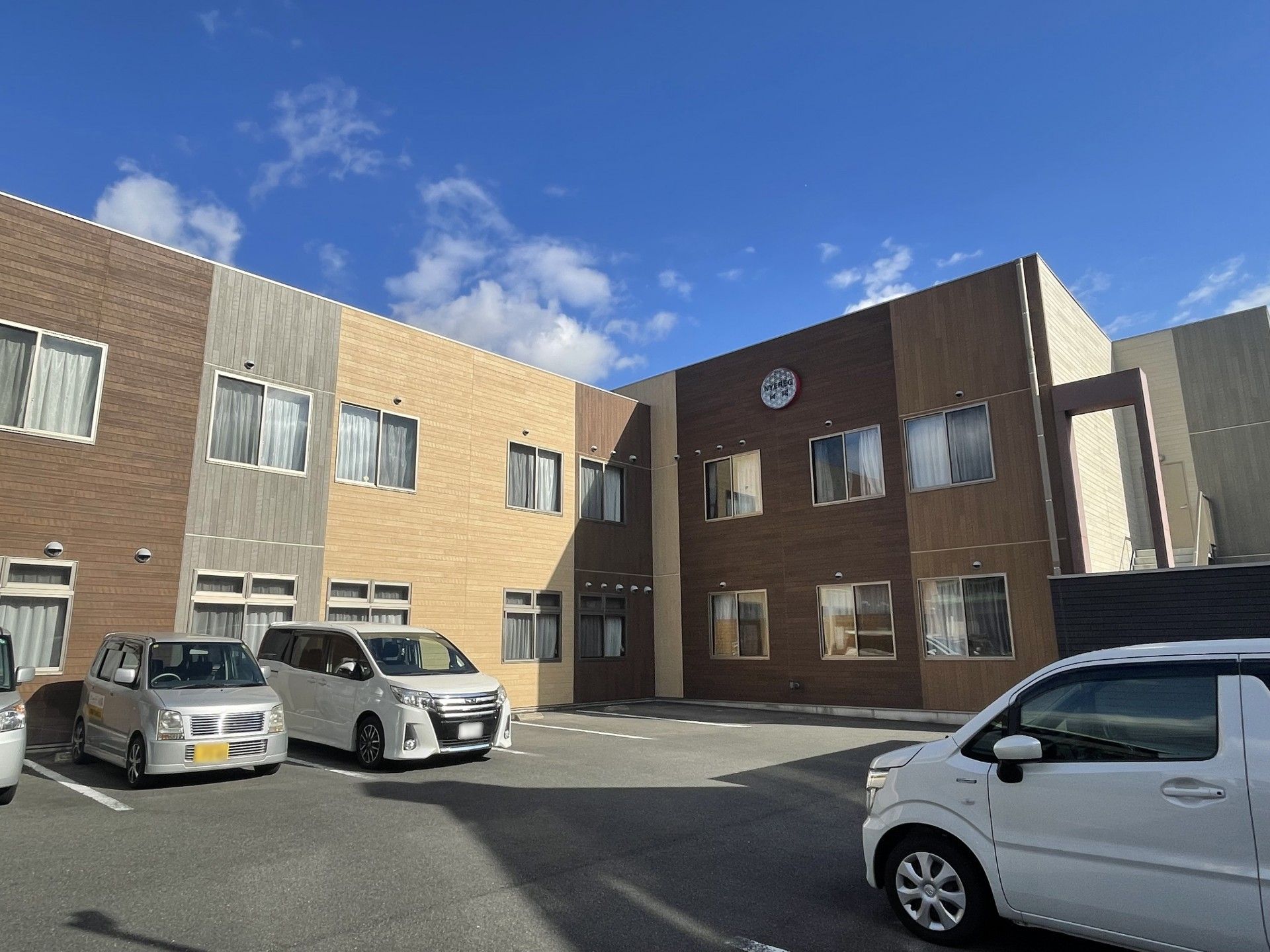 駐車場のある建物外観