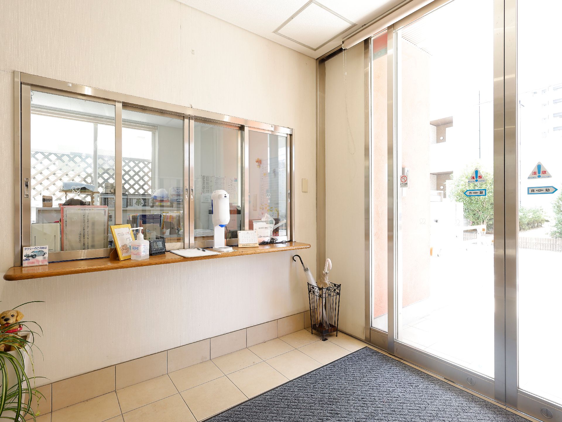 足元を気にせずお入りいただける、段差が減らされた玄関