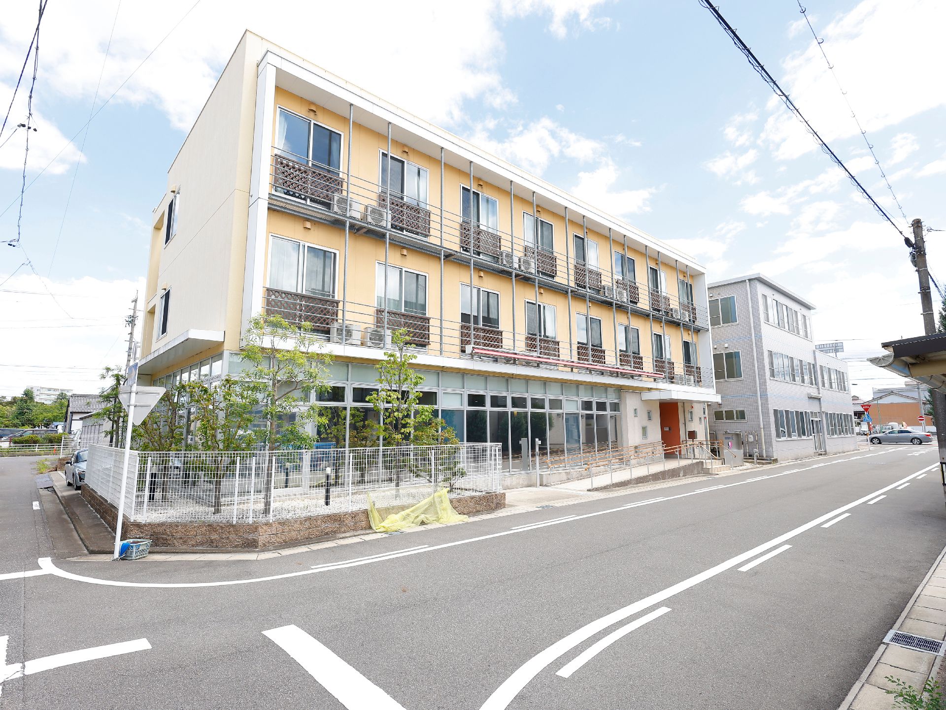大通りに面した施設の外観
