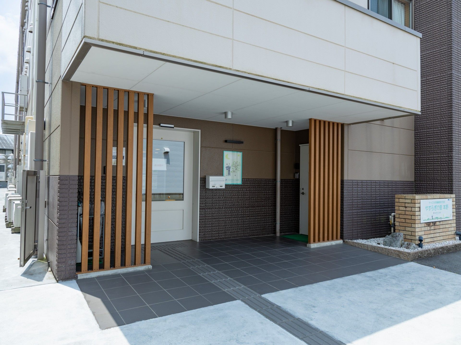 明るく清潔な入口