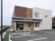 駐車場のある建物外観