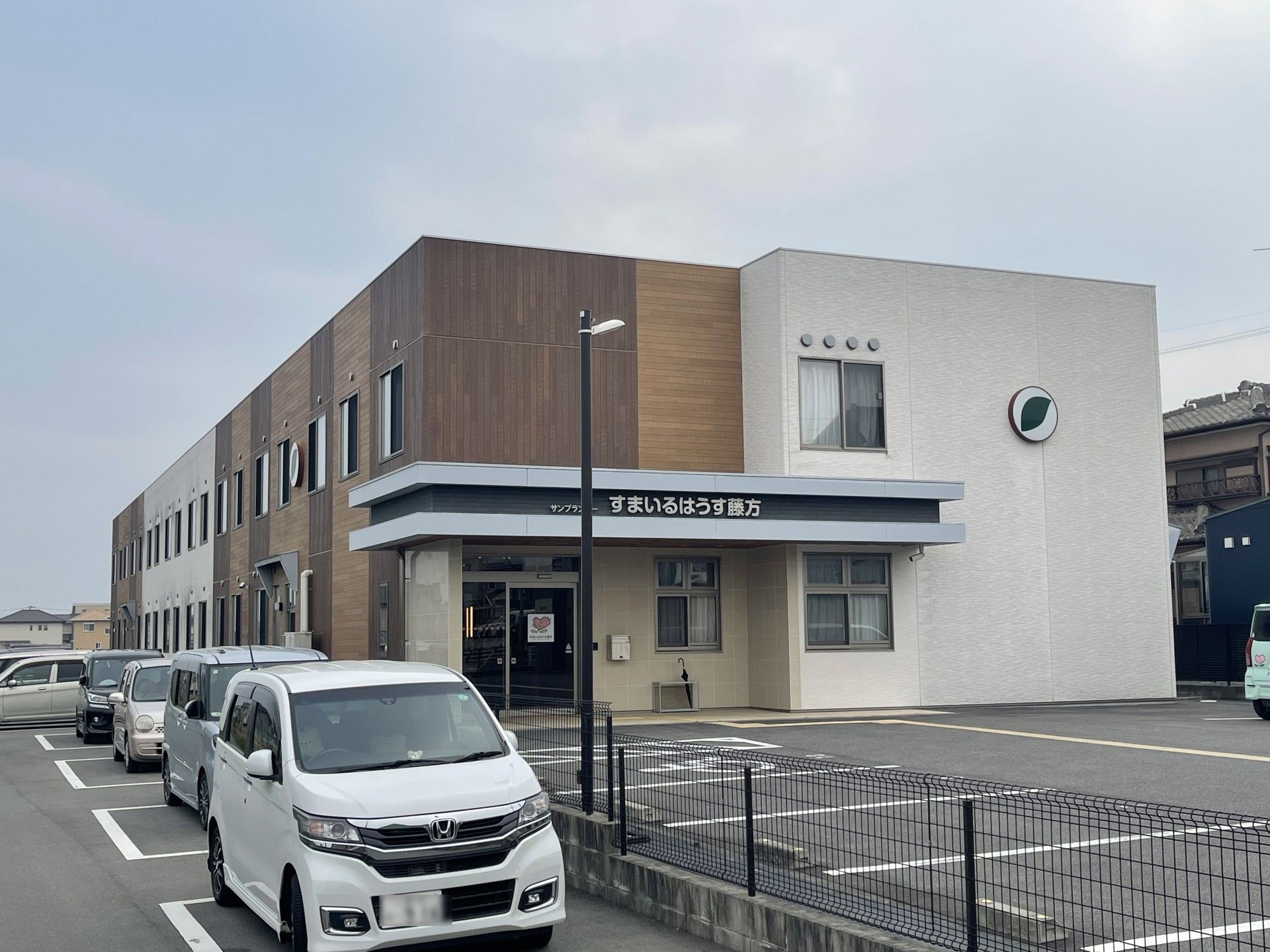 駐車場のある建物外観