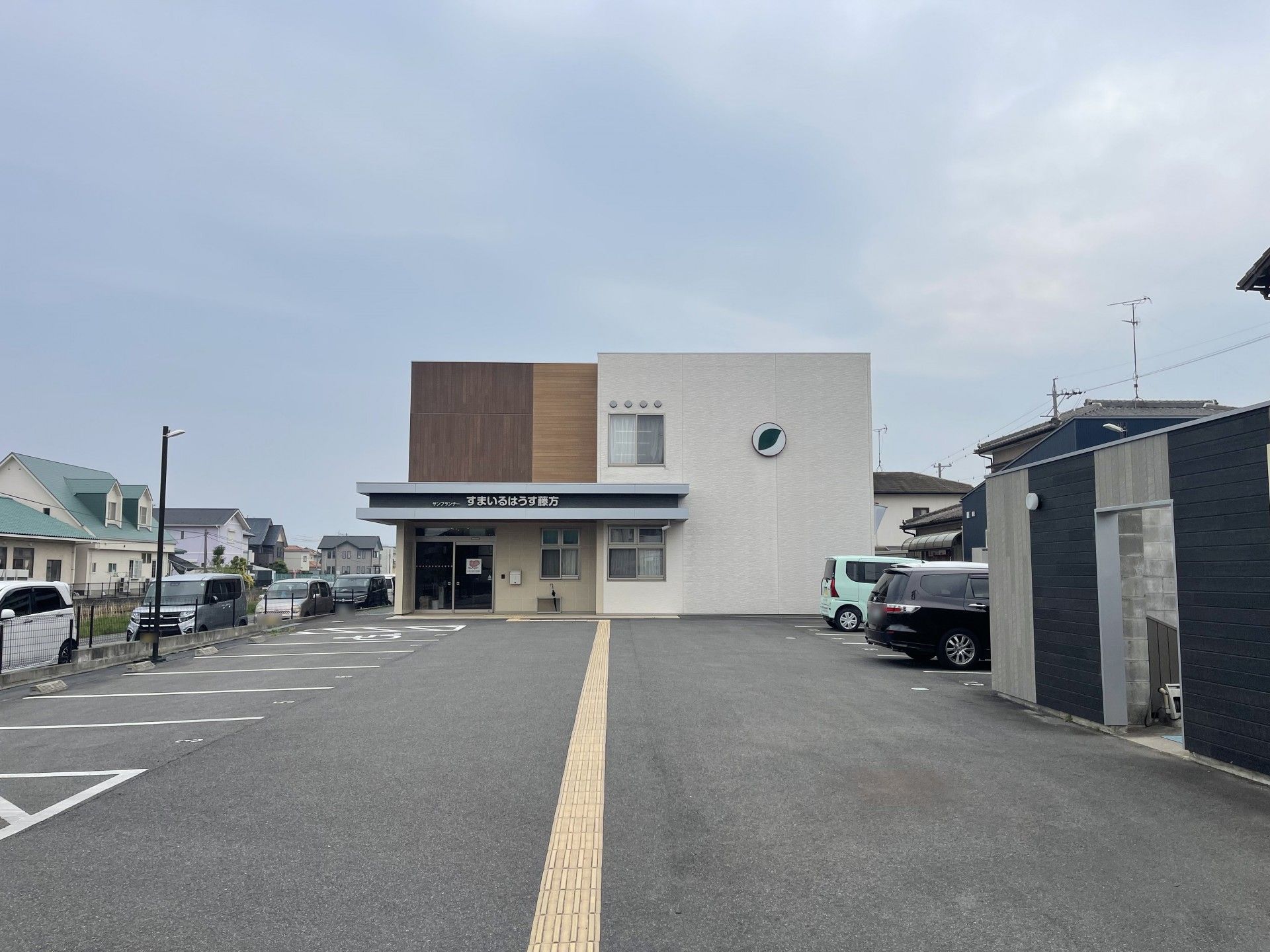 駐車場のある建物外観