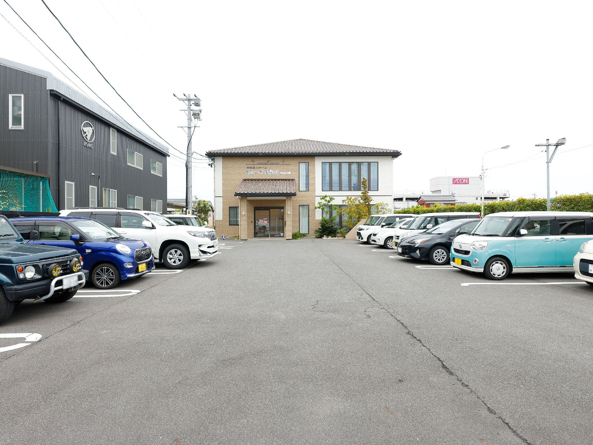 レンガ調の平屋造りの施設