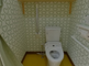 明るい居間と清潔なトイレの施設内部