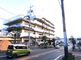 新しい居宅が見える通りの景色