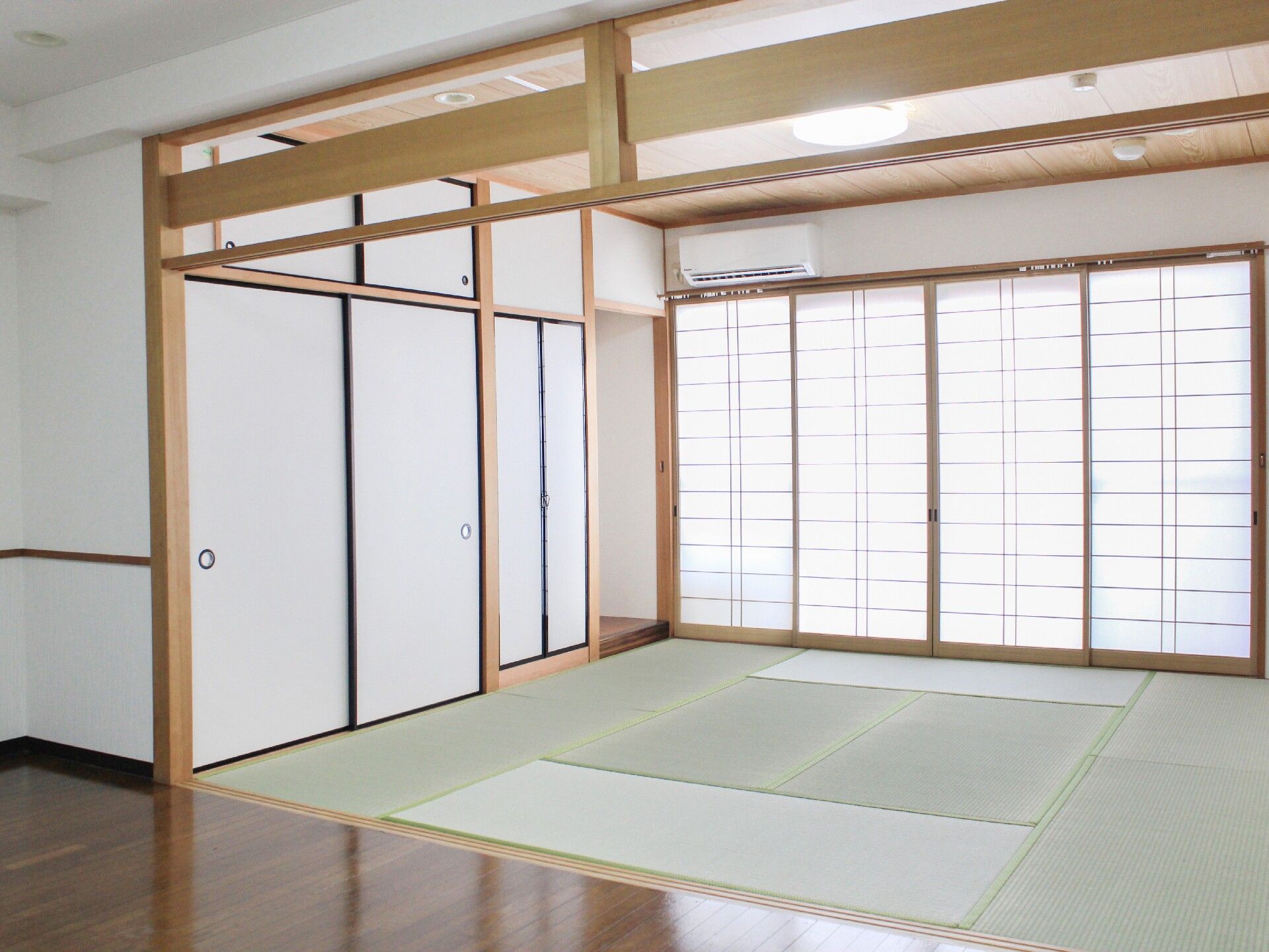 障子と畳が落ち着く和室タイプの居室。一間幅の押入れ、天袋、両開きタイプの収納スペースが設けらえている。