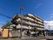 マンションのような5階建ての施設の外観