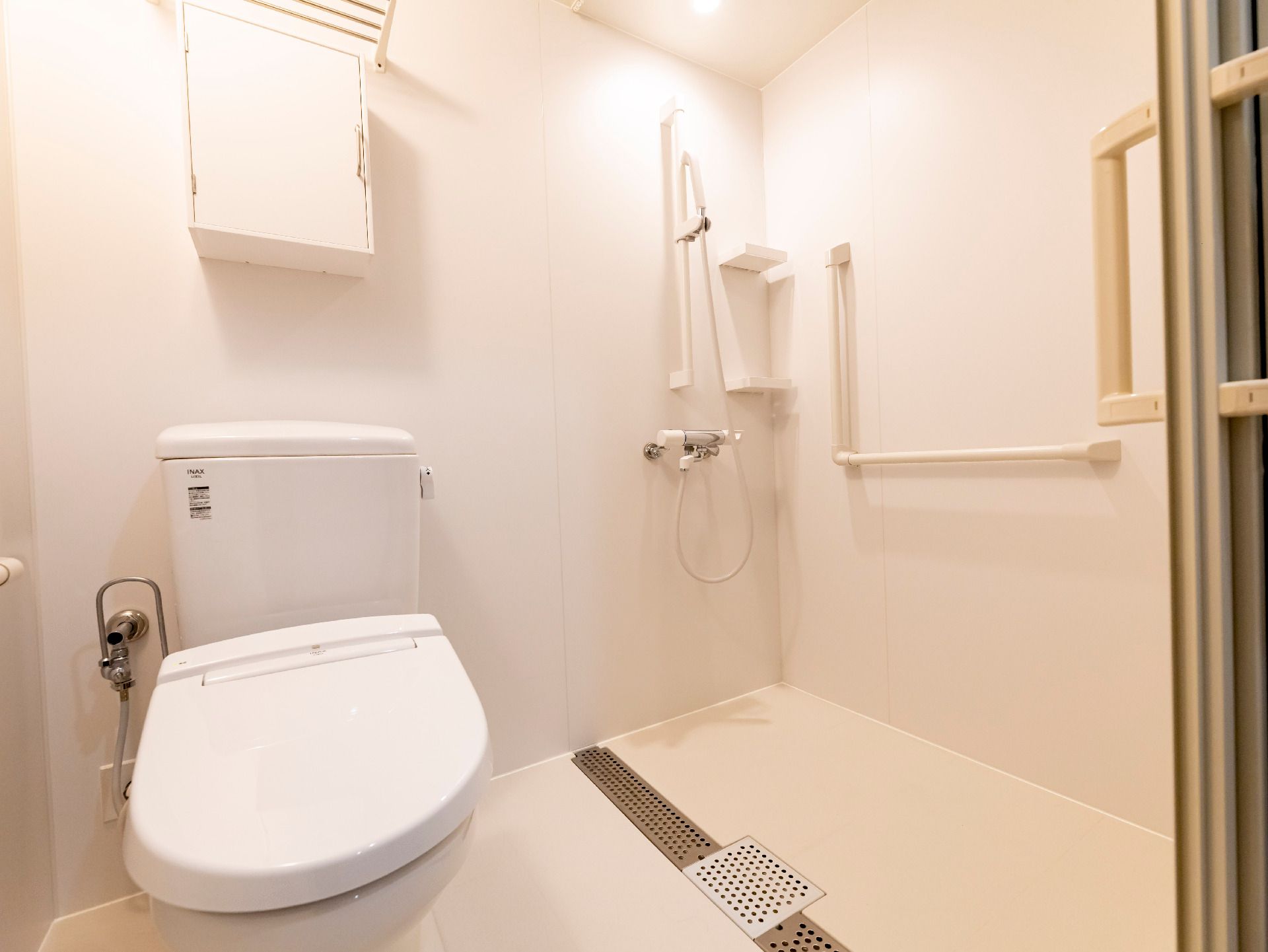 トイレとシャワーが写っている様子の居室