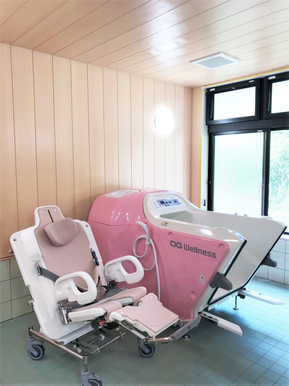 機械浴が完備され、介護度が高い人にも対応している浴室には大きな窓も付いている。