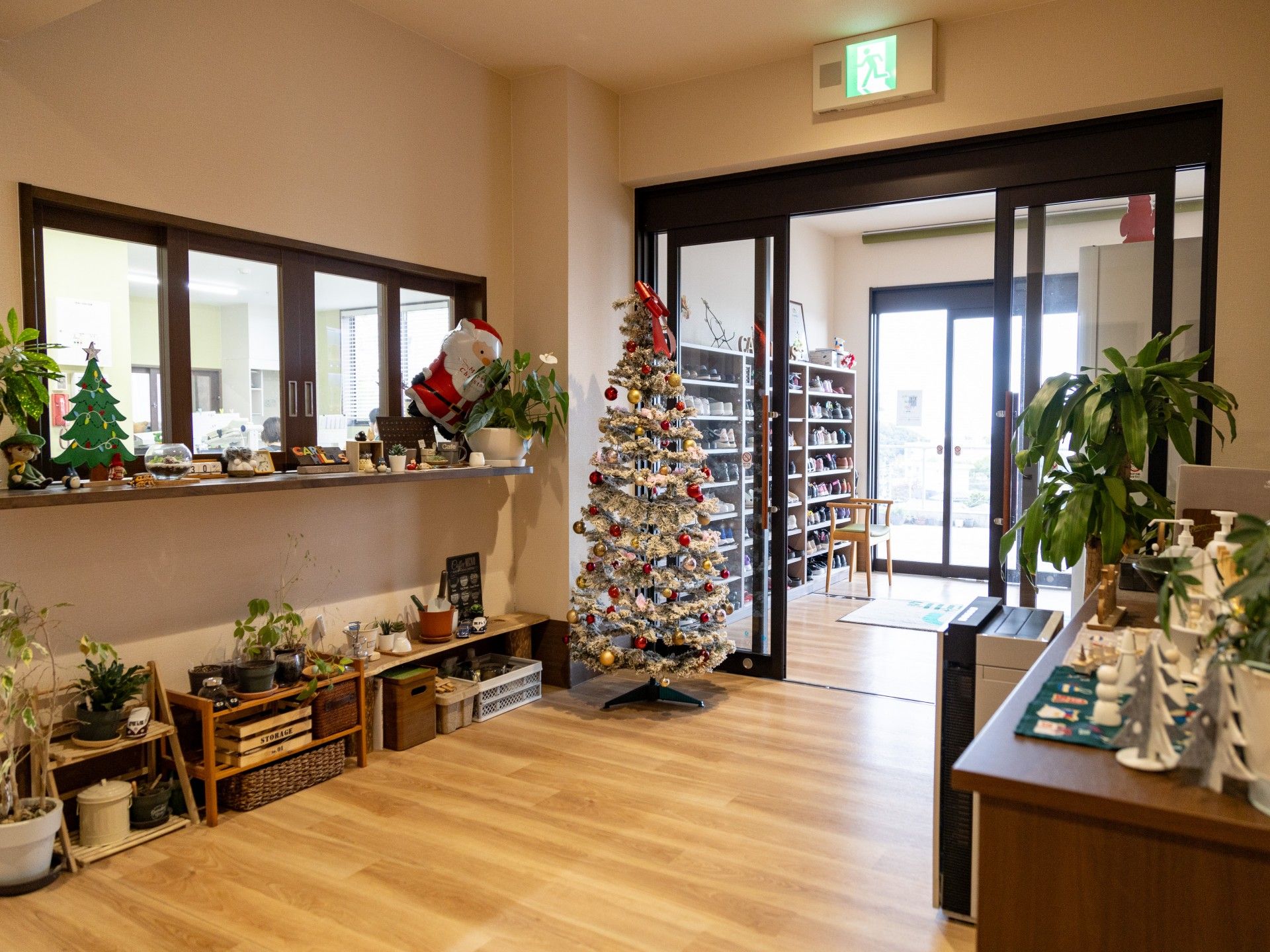 クリスマス装飾のある廊下