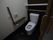 トイレは、洗浄暖房機能つきの便座である。便座機能の操作パネルの横に手すりと呼び出しボタンが設置されている。