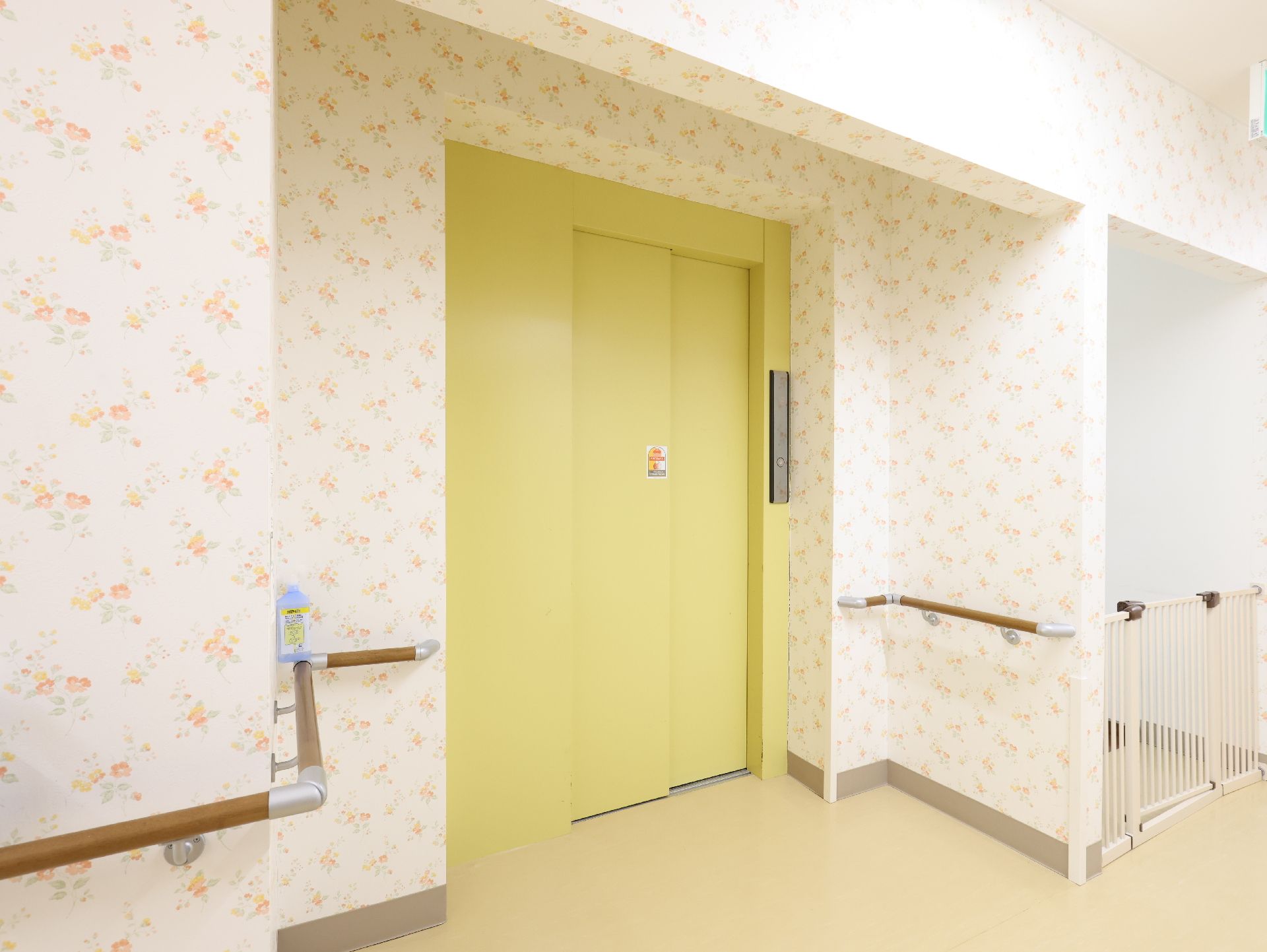 乗降口まで手すりが行き渡り安全に移動できるエレベーター