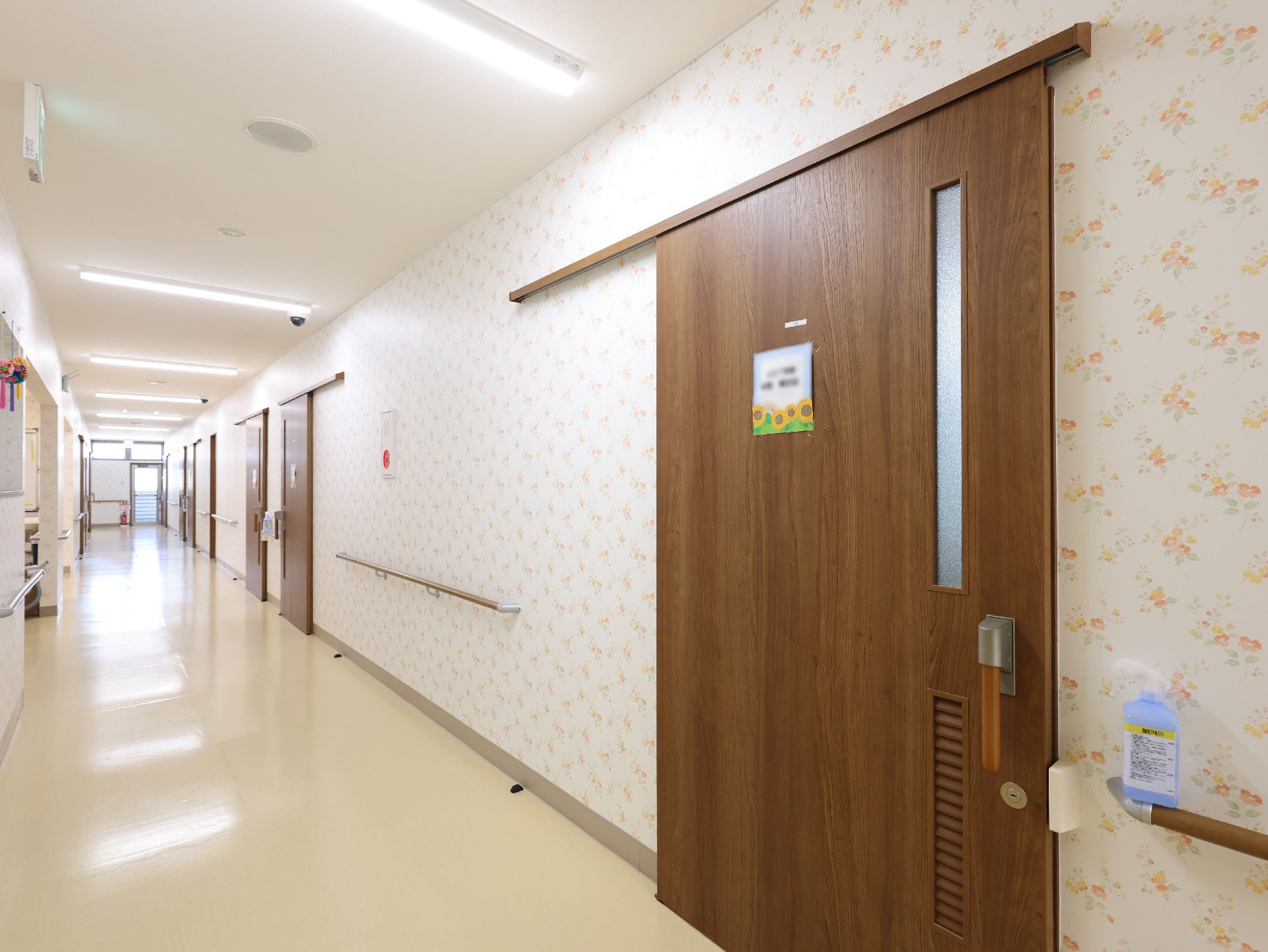 手すりが設置された、各部屋につながる廊下