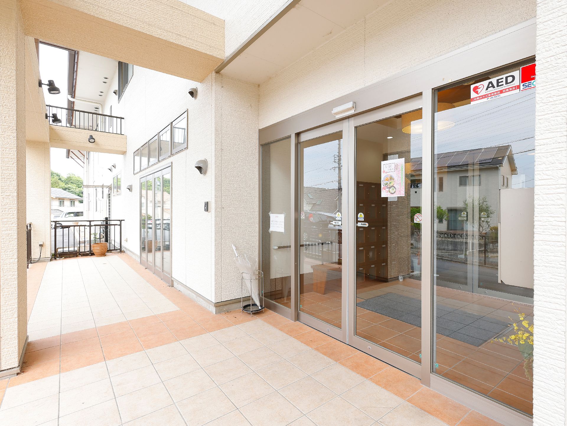 自動ドアが設置された高齢者施設の玄関