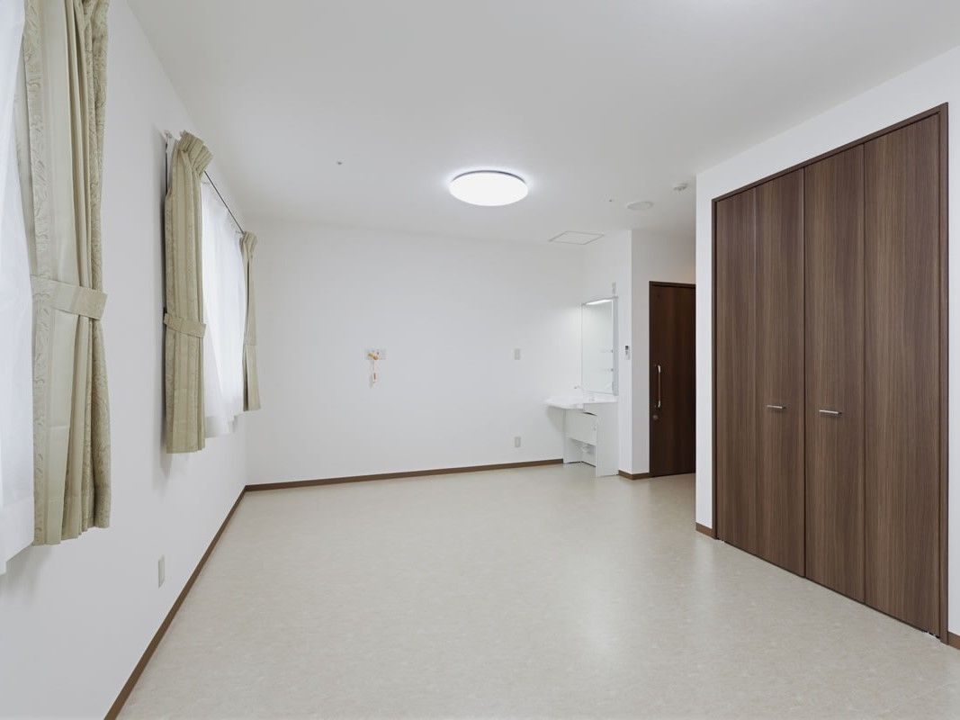 何も置かれていない施設内の居室の様子。広めの二人用の部屋