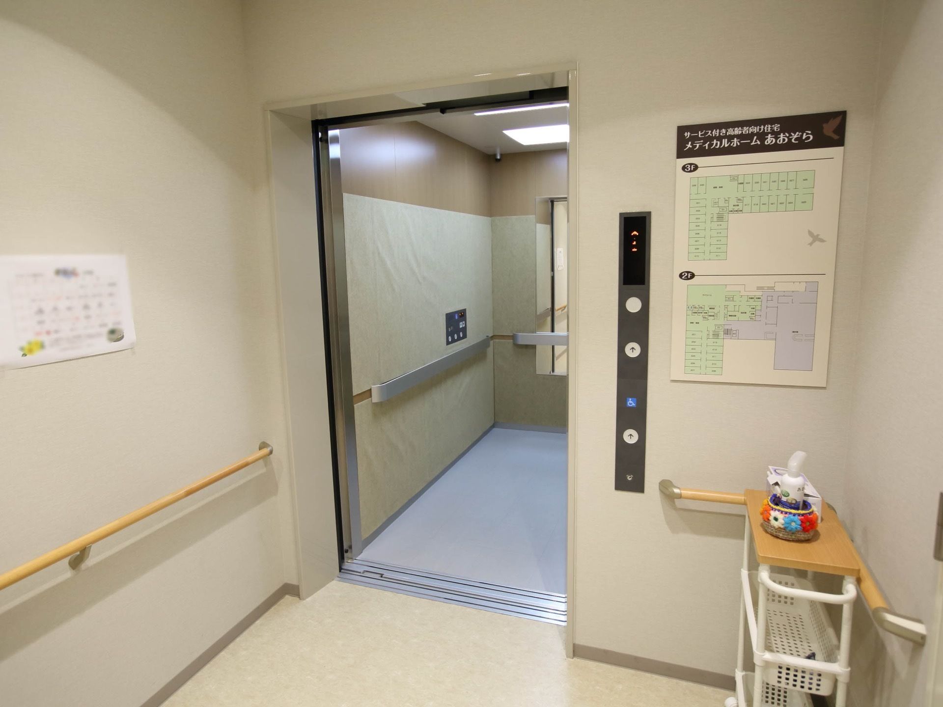 奥行きのあるエレベーターは間口が広い。壁には館内マップがあるので、スムーズに目的地まで移動することができる。