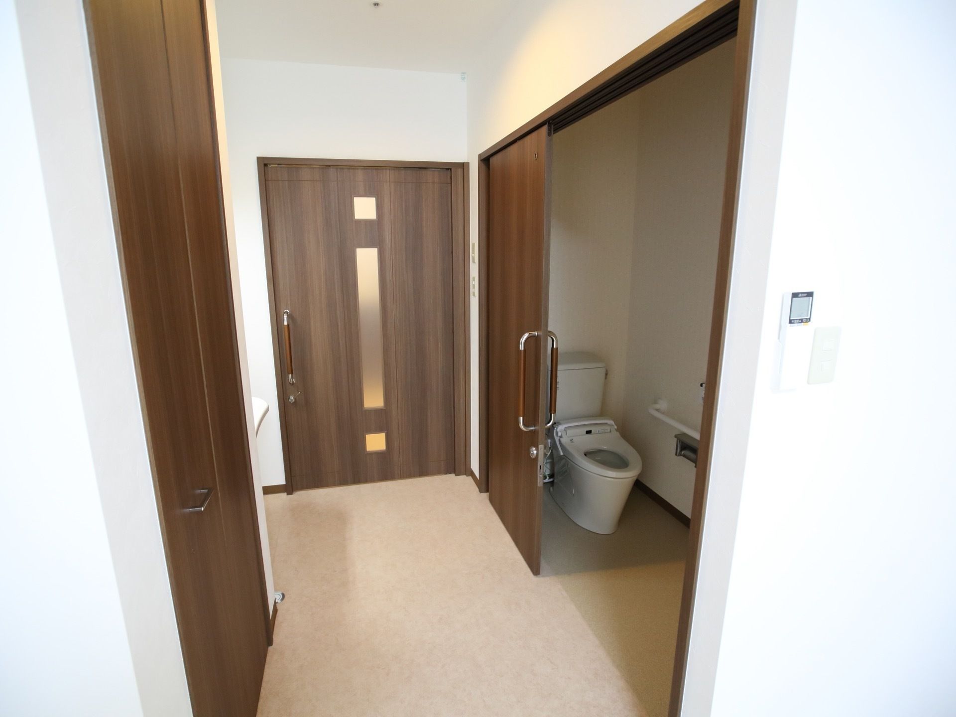 居室やトイレの扉は幅に余裕のあるスライド式になっている。廊下も広々としており、室内での移動もスムーズである。
