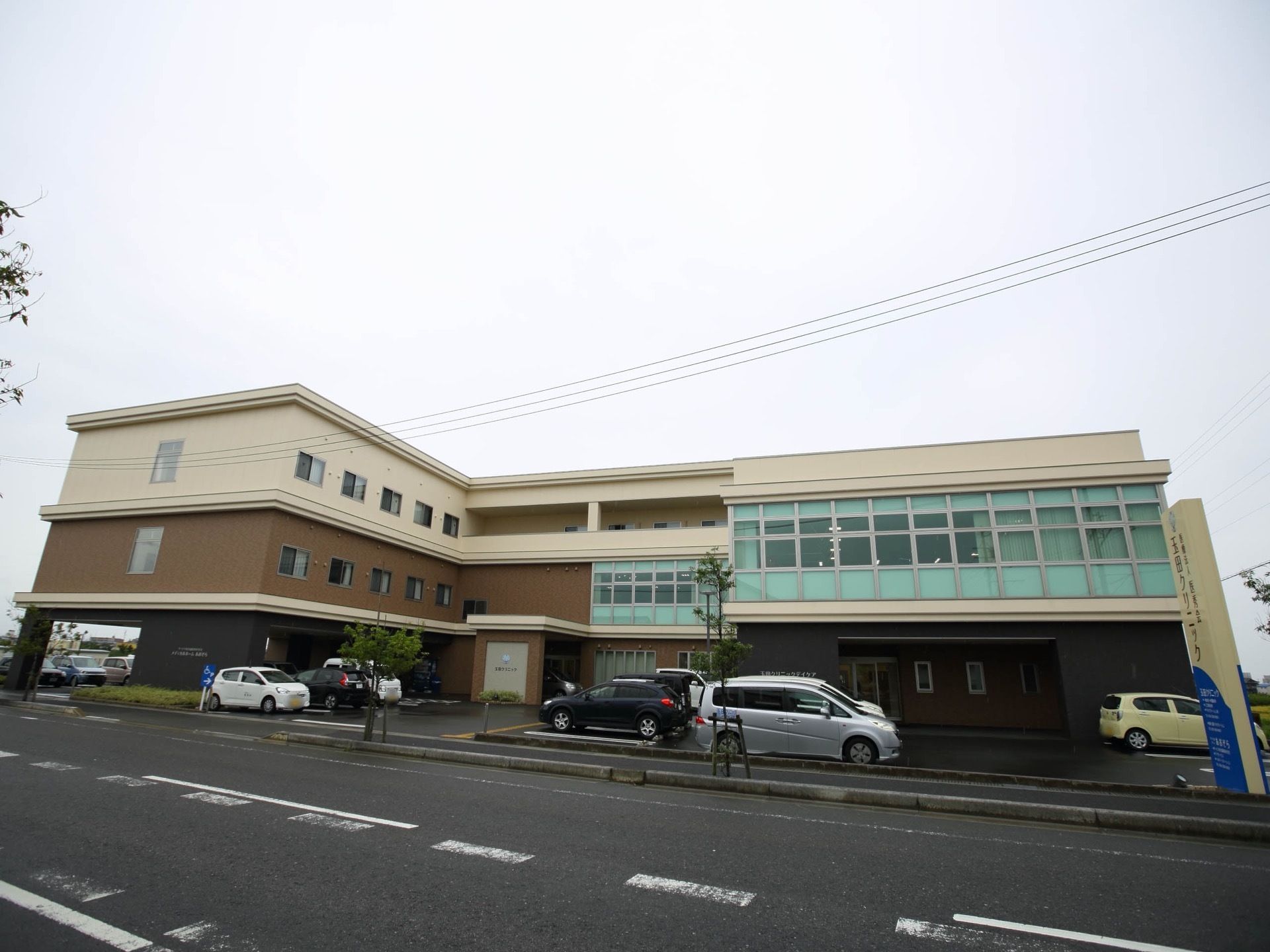 モダンなデザインの３階建てである。広々とした駐車場があり、主要道路に面しているので交通の便が良い。周辺に大きな建造物がない。
