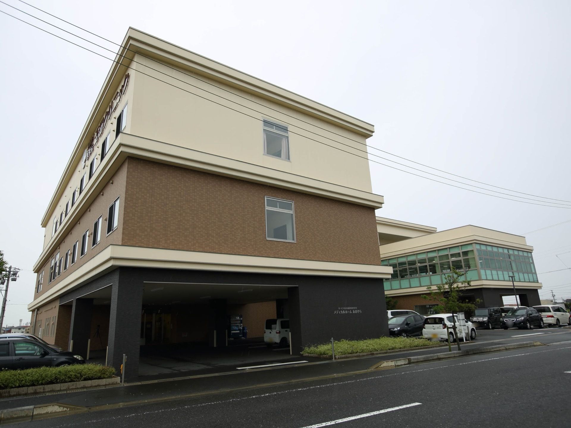 施設は３階建てで周辺には建造物がなく、すぐ隣に主要道路が走っている。広い駐車場が完備されており、気軽に来訪することができる。