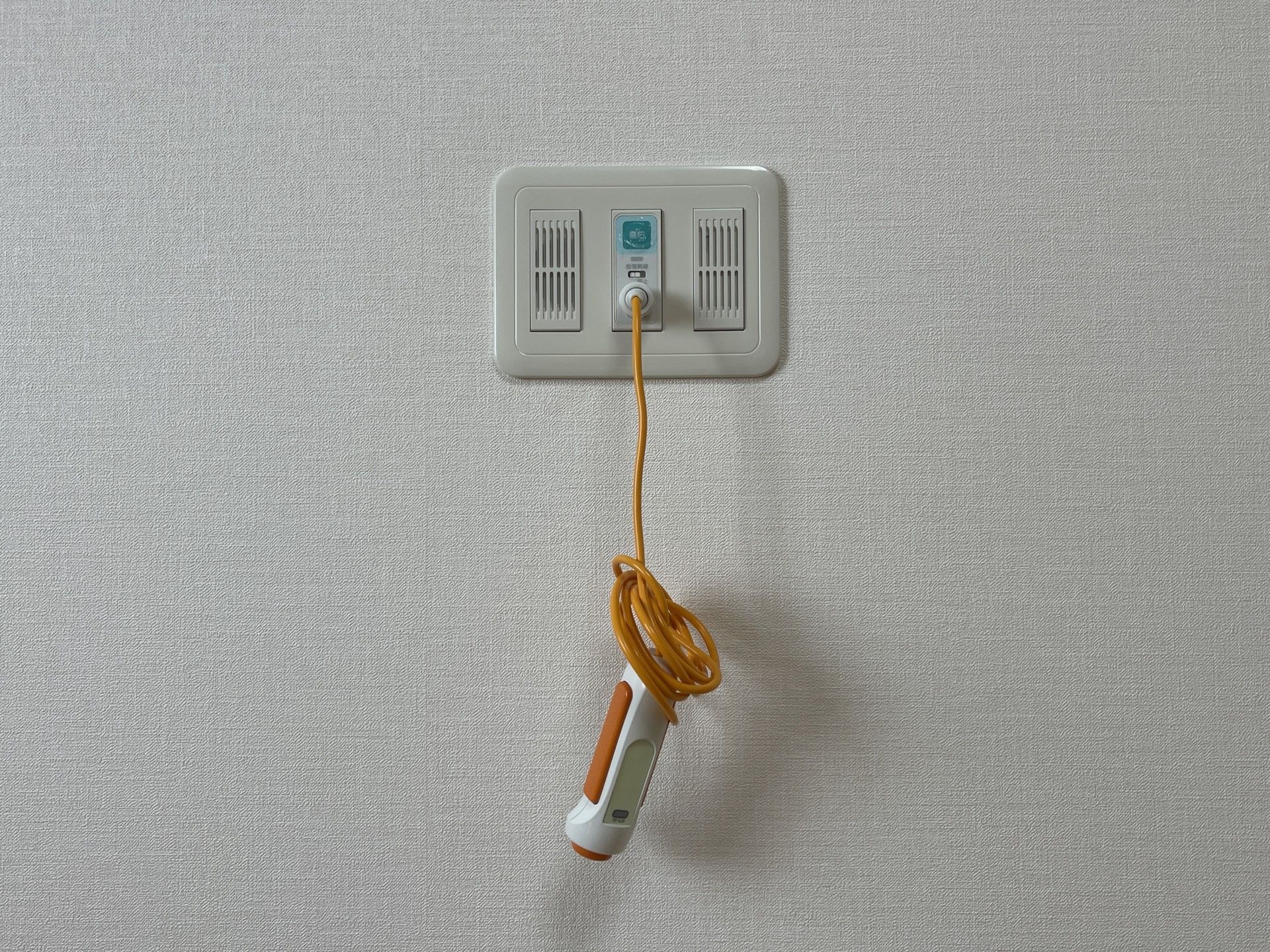 壁の呼び出しボタン