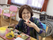 笑顔で食事を楽しむ女性