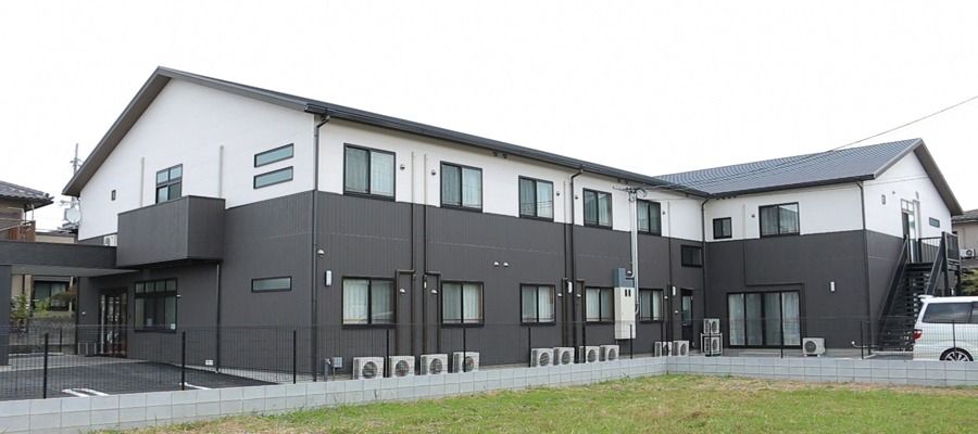 落ち着いた外観の建物