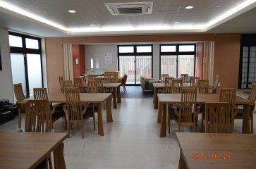 広い空間に落ちついた色合いのテーブルとイス